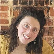 Insegnante qualificata con più di quindici anni di esperienza in scuole secondarie inglesi. Metodo interattivo e personalizzato.